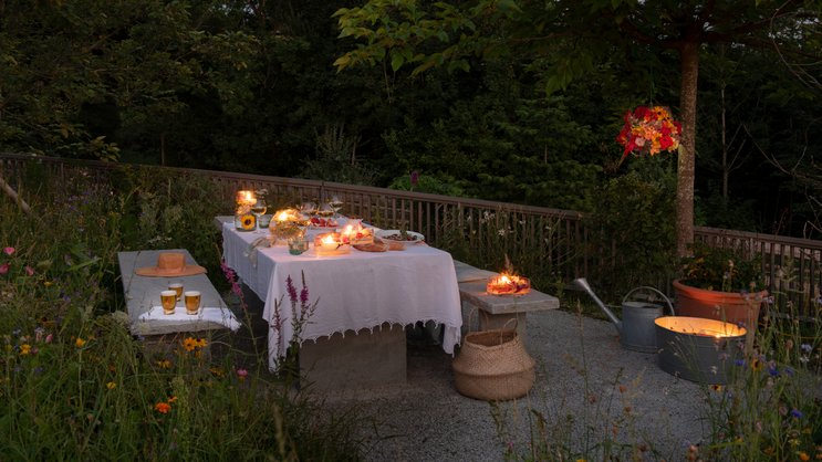 Blumenlichter und -Dekoration an einem Sommerabend im Garten_2