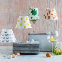 Ob Frühlingswiese, Schmetterlinge, Kücken oder Tulpen – diese bunten Lampenschirmchen sind hübsche Tischdekos und Lichtquellen.