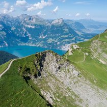 Ist das noch ein Bergweg oder doch schon eine Himmelsleiter? Hoch über dem Urnersee zieht sich der Höhenweg zum Fronalpstock.
