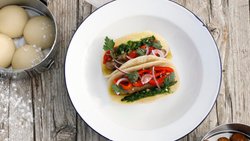 Merguez, Mojo Verde und Auberginenkaviar in Fladenbrot