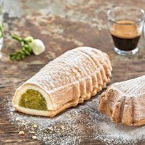 In der Ostschweiz als «Mandelfisch» eine Spezialität, ist diese Variante mit Pistazien ein saftig-grüner Genuss zum Kaffee.