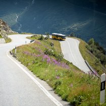 Erst nidsi, dann wieder obsi: Postauto auf dem Weg von der Grimsel zum Nufenen, dem höchsten, komplett in der Schweiz liegenden Alpenpass.