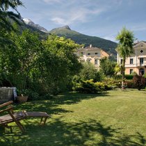 Umgeben von Natur und Bergen lässt sich hier wunderbar ruhen: Vom hinteren Teil des Areals schweift der Blick über die Gartenanlage mit einem nostalgischen Pavillon im Zentrum. Dahinter das Devon House, eingerahmt von den benachbarten Palazzi, die alle nach Süden ausgerichtet sind.