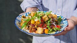 Saluti dall’Italia: Der Brotsalat ist eine traditionelle Bauernmahlzeit, mit allem, was die Felder des Südens hergeben. Sandro hat ihn mit Sardellen angereichert. Minze und Zitrone geben ihm Frische.