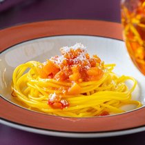 Ob diese Pasta wohl zu viele Eier im Teig erwischt hat? Von wegen! Die Spaghetti verdanken ihre gelbe Farbe dem Safran. Etwas Kürbissugo dazu und sofort geniessen!