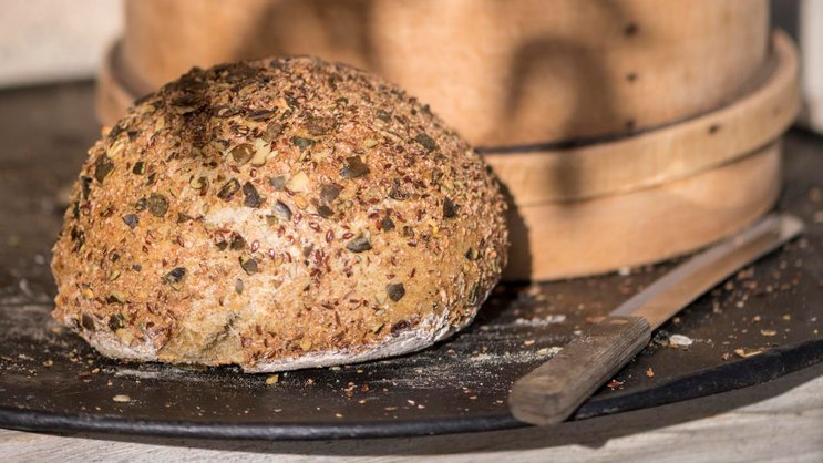 Knusprig und saftig zugleich: Das Kürbiskernbrot aus dem Presskuchenmehl wird vor dem Backen in den Kernen gewälzt.
