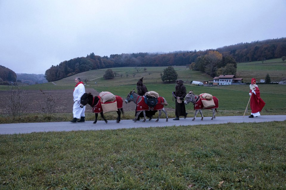 Samichlaus und Schmutzlis mit ihren Eseln