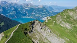 Ist das noch ein Bergweg oder doch schon eine Himmelsleiter? Hoch über dem Urnersee zieht sich der Höhenweg zum Fronalpstock.