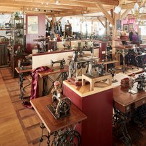 Nicht nur für Nähmaschinen-Expertinnen und -Liebhaber ein Paradies: Zweihundert sorgfältig restaurierte Exemplare warten im Nähmaschinen-Museum in Dürnten darauf, von den Besuchern bestaunt zu werden.