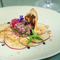 Apfelspieglein, Apfelspieglein auf der Tellermitte, was ist das beste Tatar mit knuspriger Birnbrotschnitte? Frisches Lammhackfleisch und Zitronenverbene harmonieren herrlich miteinander.