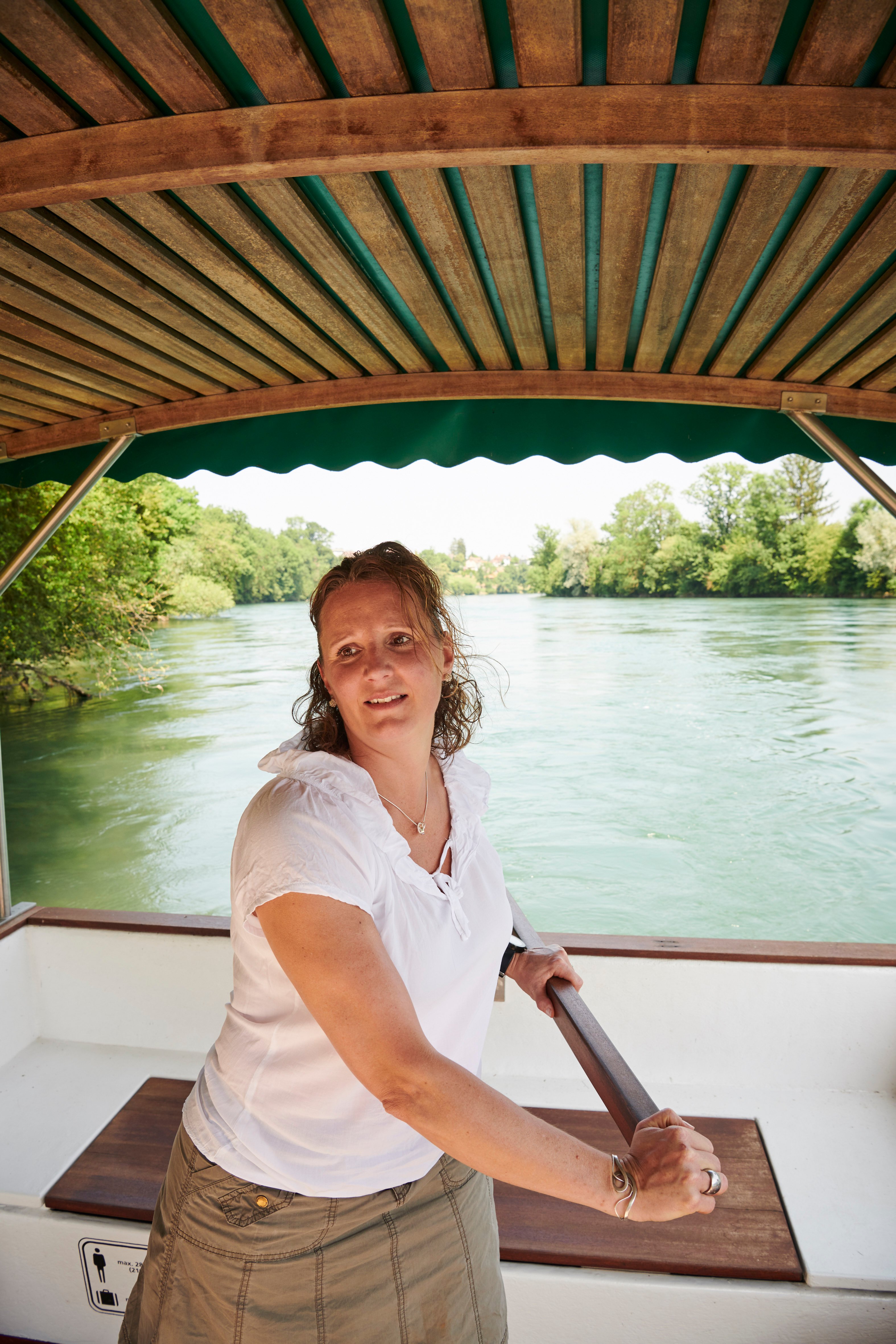 Nicole Ackermann am Steuerruder der Aarefähre