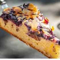 Alles in Butter: Zum sommerlichen Kaffeeklatsch gehört ein beeriger Kuchen.