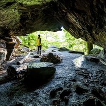 Was für ein Daheim! Die Gräser-Höhle liegt in einemlauschigen Kastanienwald. Heute dient sie Wanderern als Rastplatz, früher wurde sie als Wohnstätte genutzt.
