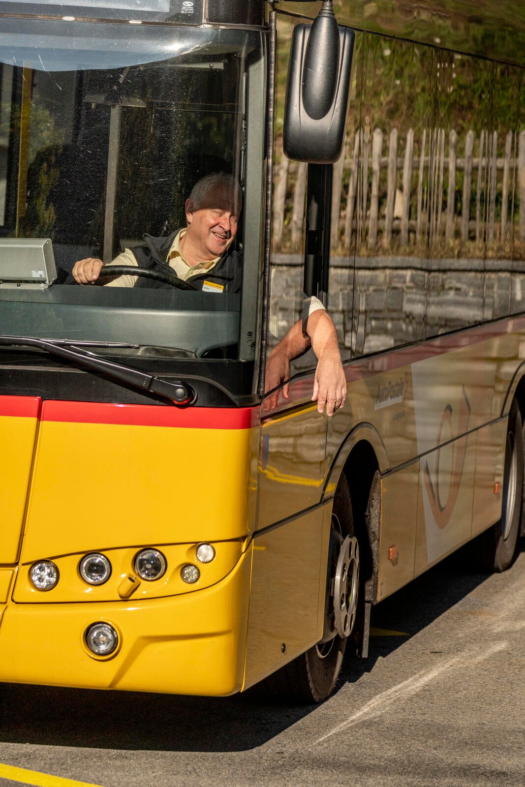 Indeminis Postautochaffeur Fausto Domenighetti im Postauto