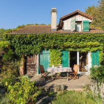 Malerisch: Das Bahnwärterhaus mit seinen Holzschindeln und patinierten Fensterläden fügt sich harmonisch in das Umfeld ein. Nicht mehr lange und die Blätter der Jungfernrebe verfärben sich feurig rot und orange.