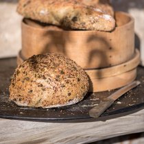 Knusprig und saftig zugleich: Das Kürbiskernbrot aus dem Presskuchenmehl wird vor dem Backen in den Kernen gewälzt.