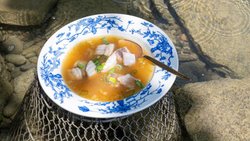 Diese Suppe löffelt man noch so gerne aus: fangfrischer Zürichseefisch in Bouillon mit Gemüseeinlage.
