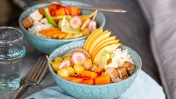 Poke Bowls haben ihren Ursprung in der hawaiianischen Küche. «Poke» bedeutet «in Stücke schneiden.»
