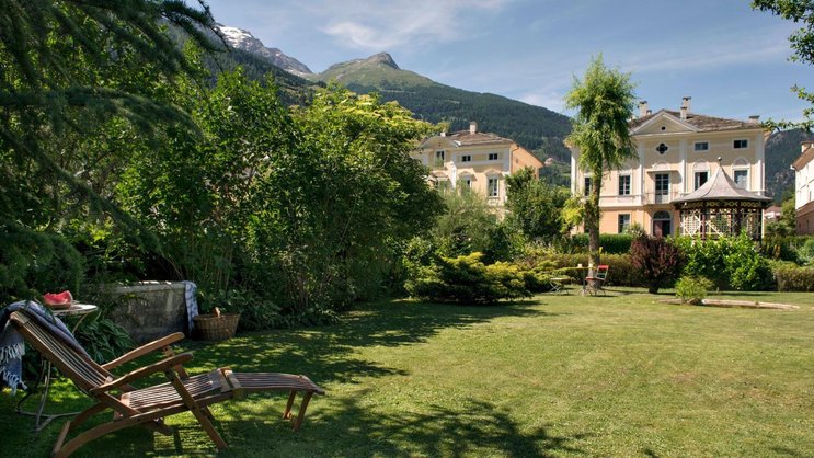 Umgeben von Natur und Bergen lässt sich hier wunderbar ruhen: Vom hinteren Teil des Areals schweift der Blick über die Gartenanlage mit einem nostalgischen Pavillon im Zentrum. Dahinter das Devon House, eingerahmt von den benachbarten Palazzi, die alle nach Süden ausgerichtet sind.