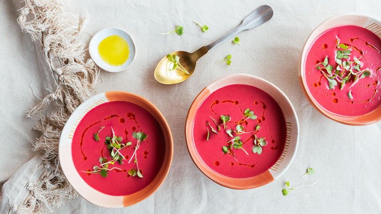 Schon die Optik macht gute Laune: Bei dieser kalten Suppe kommt gedünsteter Rhabarber zusammen mit Gurke, Tomaten, Schalotten und Knoblauch in den Mixer. Für das intensive Rot sorgt ein wenig Randensaft.