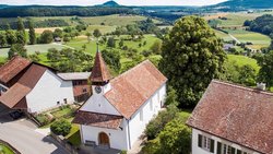 Am Horizont die Vulkanberge des deutschen Hegau: Im Dorf Opfertshofen geniessen wir noch einmal die Weitsicht. Dann gehts hinunter ins Tal der Biber.