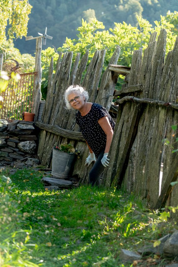 Gewerkschafterin Rosmarie Brennwalder aus Indemini in ihrem Gemüsegarten
