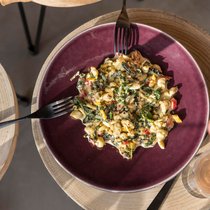 Rahels Tipp für fleischlose Tage: Kernölknöpfli mit Krautstiel und frischen Salbeiblättern aus dem Garten.