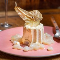 Fast zu schade zum Essen: das Parfaittürmchen aus Geissenquark und Birnendicksaft, begleitet von eingekochten und getrockneten Birnen.