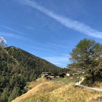 Blick auf Walliser Weiler Zmutt und das Matterhorn