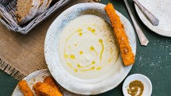 Das perfekte Paar: Topinambur als Suppe und Butternusskürbis als Sticks sorgen für Wärme im Herzen.
