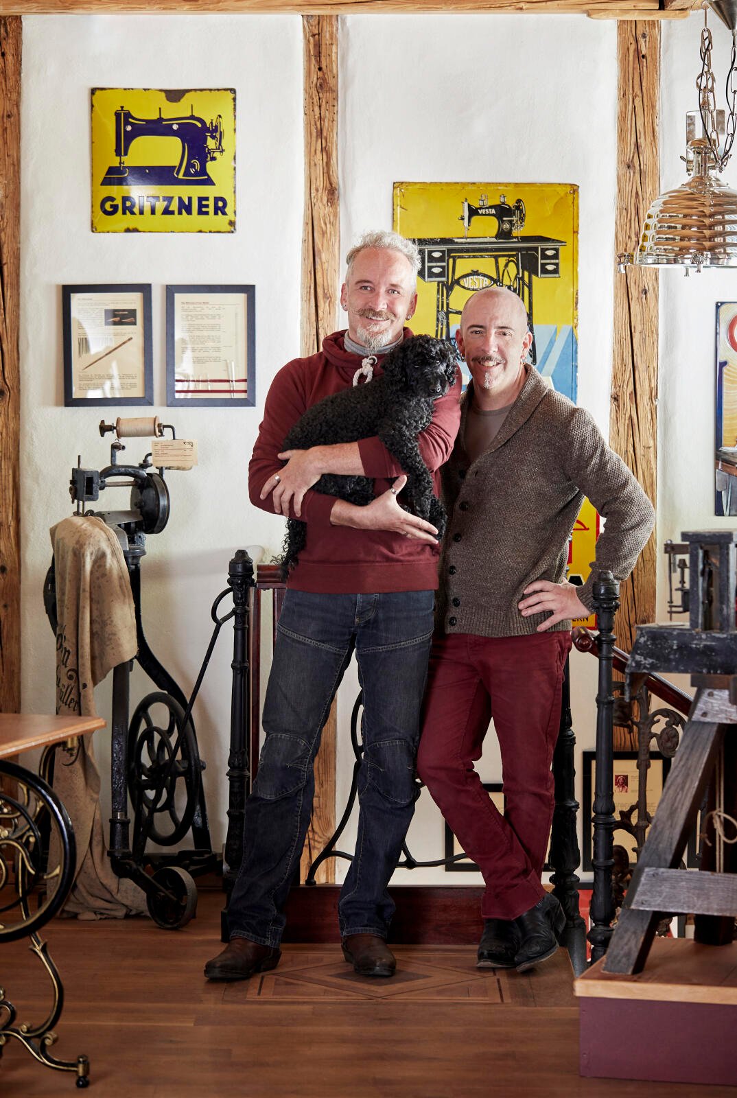 Tino Jaun (links) und Roni Schmied mit ihrem Hund Faro