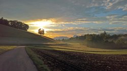 Morgenstimmung beim Geisthubel unweit des Geistsees: Über der Schrattenfluh und dem Hohgant im Berner Oberland bricht die Sonne durch die Wolken.