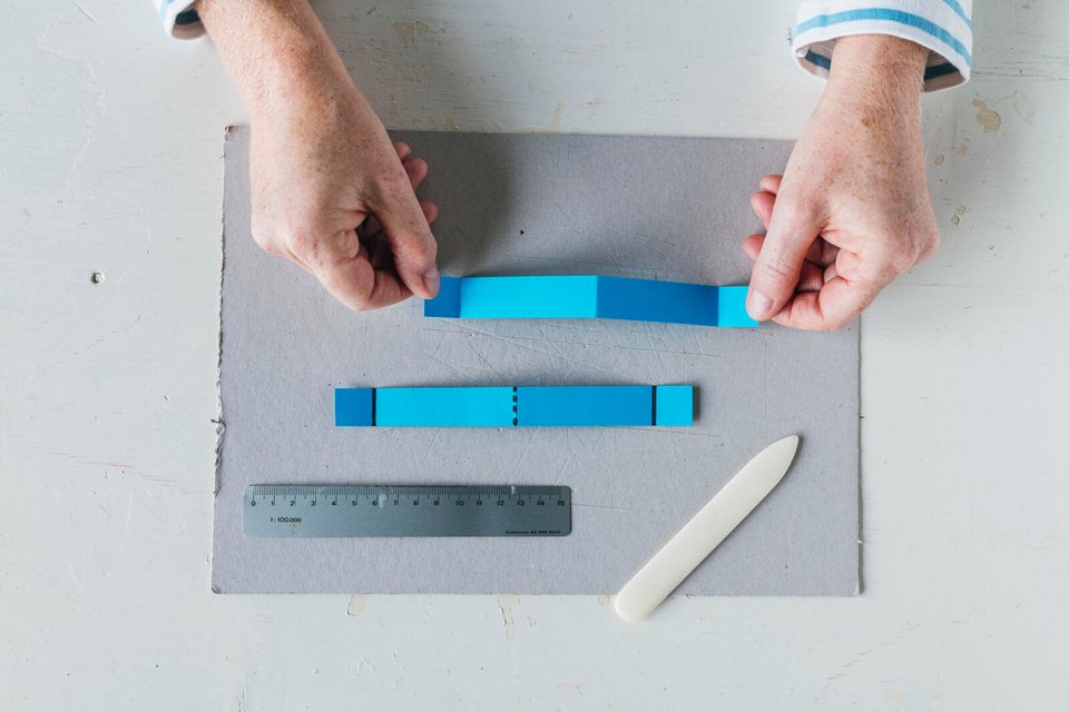 Blaue Papierstreifen mit Massstab