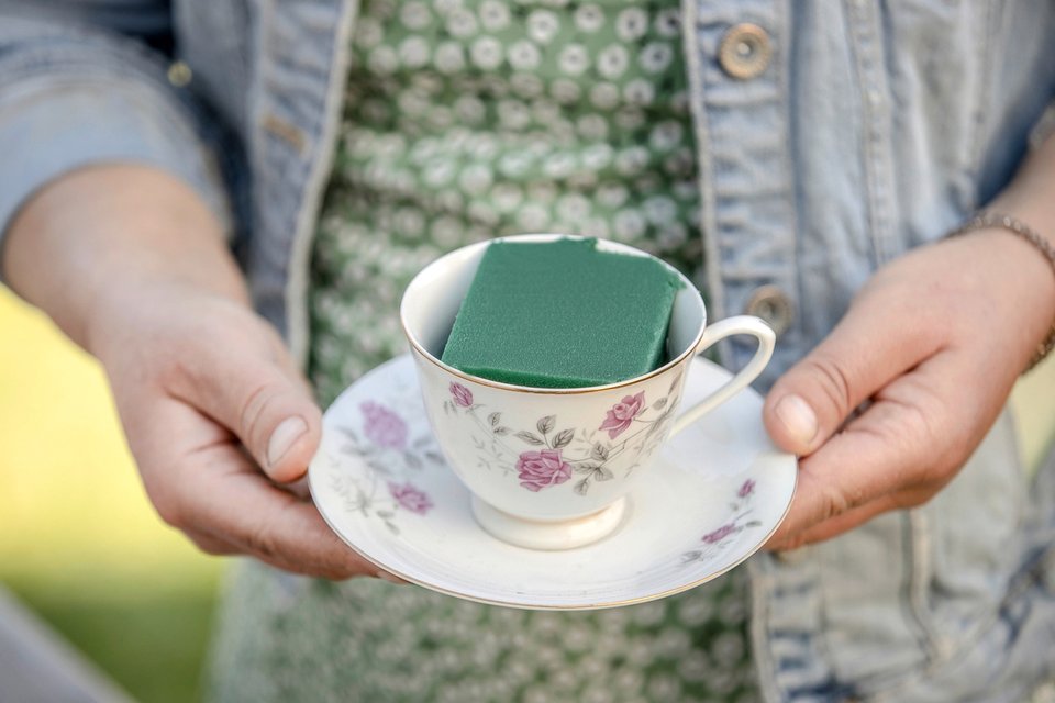 Steckschwamm in Porzellan-Tasse