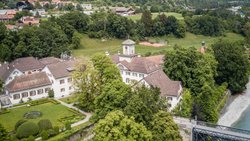In den fruchtbaren Auen von Reichenau wurde schon um 1900 Spargel geschlemmt: Österreichs Kaiser Franz Josef hat ihn probiert – als Gast des damaligen Schlossbesitzers Alfred von Planta (1857–1922).