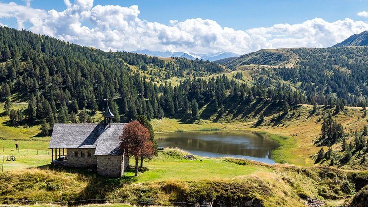 Was für ein idyllischer Bergsee! Am Weg vom Fürstein zum Glaubenbergpass liegt das Sewenseeli (1689 m) mit Rastplatz und Kapelle.