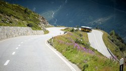 Erst nidsi, dann wieder obsi: Postauto auf dem Weg von der Grimsel zum Nufenen, dem höchsten, komplett in der Schweiz liegenden Alpenpass.
