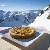 Parat zum Reinbeissen: Die Nusstorte ist fast so legendär wie das Medelser Panorama.