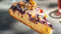 Alles in Butter: Zum sommerlichen Kaffeeklatsch gehört ein beeriger Kuchen.