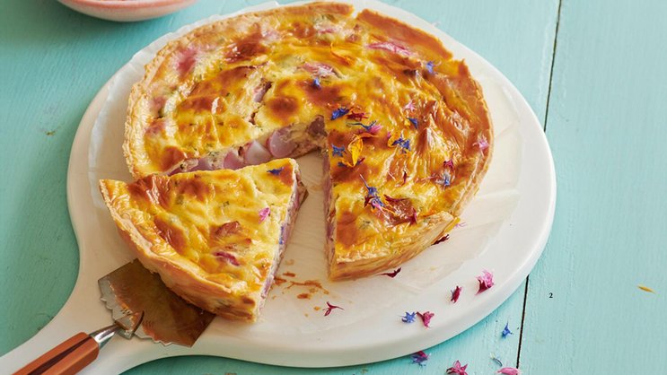 Mild gestimmt: In gebackener Form verlieren Radieschen ihre scharfe Note und werden weicher in der Textur – und deshalb zum wunderbar passenden Gemüse für eine salzige Quiche.