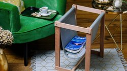 Hier finden Zeitschriften und Zeitungen ihren festen Platz! Und das Beste daran: Der Ständer aus Holz und Filz ordnet sich jeder Einrichtung unter.