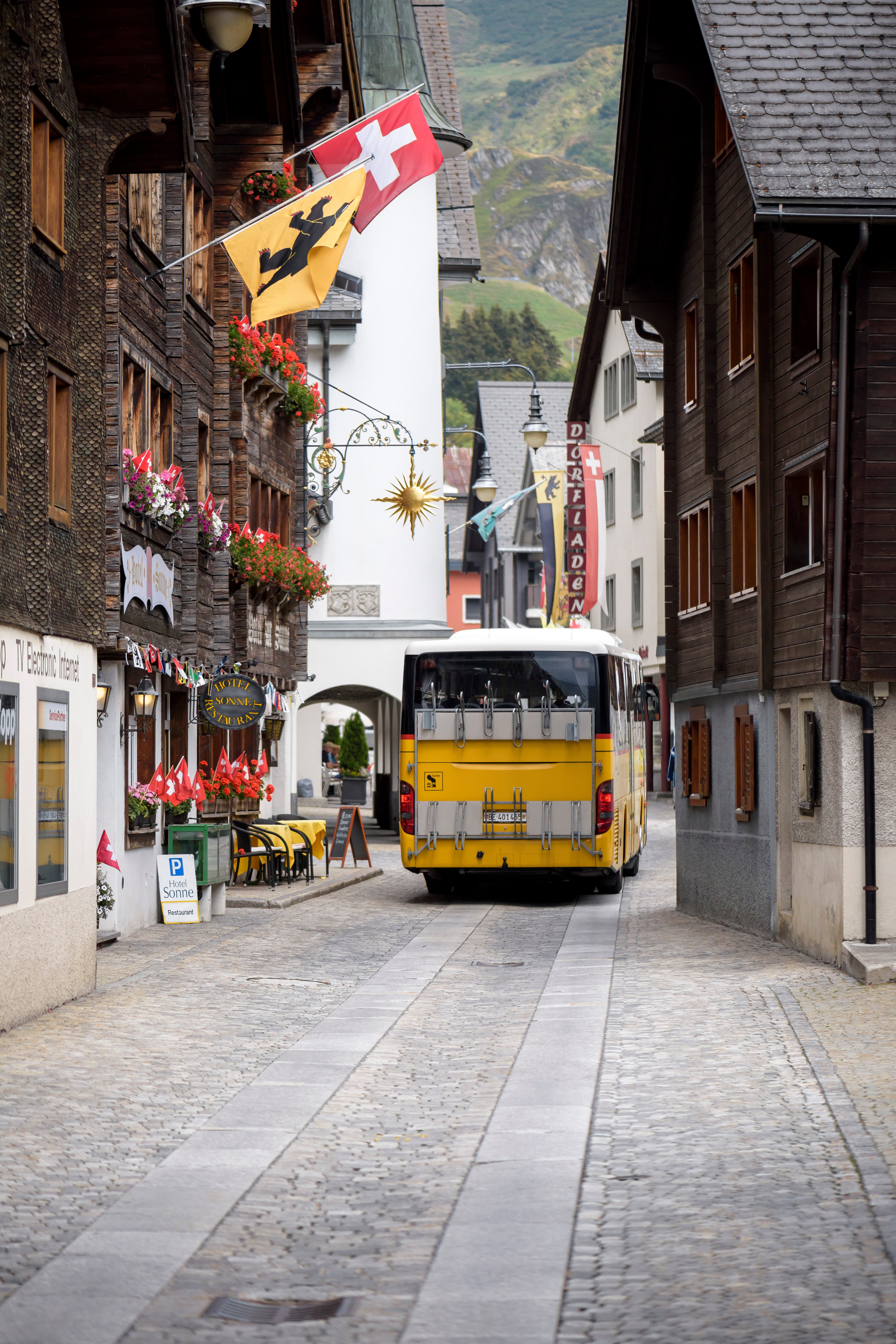 Postauto fährt durch Andermatt