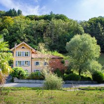 Die «Vecchia Dogana» liegt etwas ausserhalb von Astano TI auf 600 Metern Höhe kurz vor der italienischen Grenze. Früher passierten Säumer die Zollstation, heute ziehen Wanderinnen und Spaziergänger am Gästehaus vorbei.