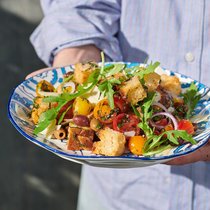 Saluti dall’Italia: Der Brotsalat ist eine traditionelle Bauernmahlzeit, mit allem, was die Felder des Südens hergeben. Sandro hat ihn mit Sardellen angereichert. Minze und Zitrone geben ihm Frische.