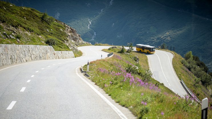 Erst nidsi, dann wieder obsi: Postauto auf dem Weg von der Grimsel zum Nufenen, dem höchsten, komplett in der Schweiz liegenden Alpenpass.