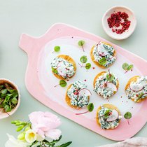 Das kann ja köstlich werden: Die knusprigen Maiscracker mit cremigem Frischkäse und jungem Spinat bilden den lustvoll leichten Einstieg in Sandro Zinggelers Muttertagsmenü.