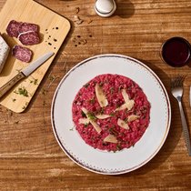 So richtig bunt wirds, wenn Bündner Gerstensuppe auf italienischen Risotto trifft. In diesem Gerstotto mit Salsiz sorgt rohe Rande für frische Farb- und Geschmacksakzente.
