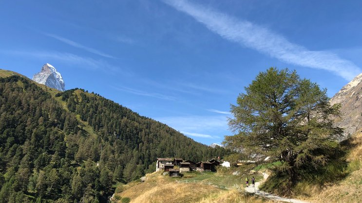 Blick auf Walliser Weiler Zmutt und das Matterhorn