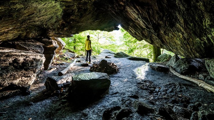 Was für ein Daheim! Die Gräser-Höhle liegt in einemlauschigen Kastanienwald. Heute dient sie Wanderern als Rastplatz, früher wurde sie als Wohnstätte genutzt.
