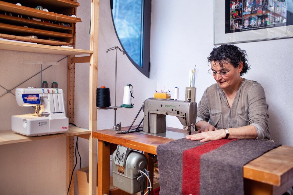 Paola Toschini an der Nähmaschine